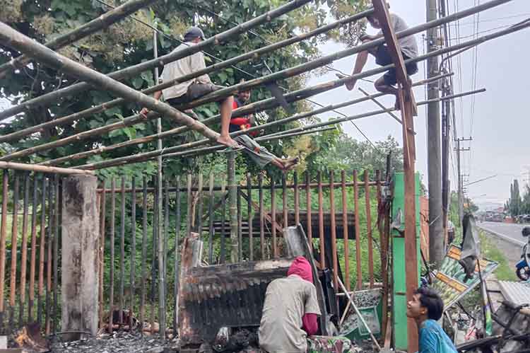 DIPERBAIKI: Bedak pedagang buah di Jalan Raya Leces, Desa/Kecamatan Leces, Kabupaten Probolinggo, yang terbakar langsung dibangun ulang, Selasa (18/3).