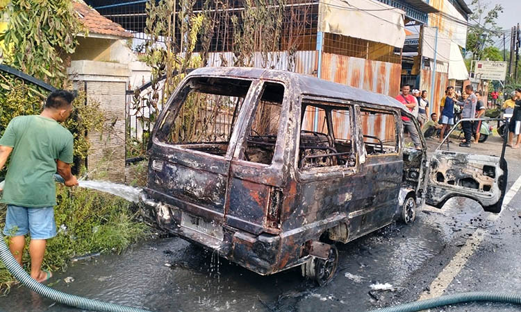 TERDETEKSI: Mobil Suzuki Carry yang sempat terbakar. Kebakaran itu, membuat mobil tersebut hangus.