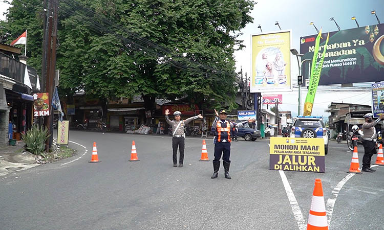 SIMULASI: Petugas gabungan dari Satlantas Polres Pasuruan dan Dishub Kabupaten Pasuruan saat melakukan simulasi rekayasa lalin, menghadapi libur lebaran.