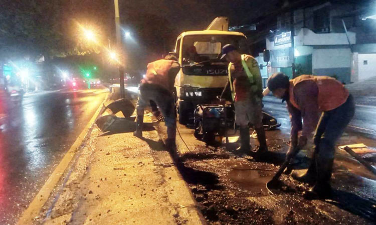 DITAMBAL: Perbaikan jalan Kejapanan, Kecamatan Gempol, Kabupaten Pasuruan beberapa waktu lalu. Rencana untuk peningkatan jalan setempat, batal tahun ini.