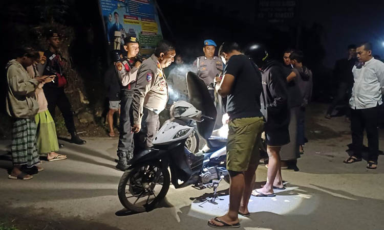 DIPERIKSA: Petugas gabungan saat melakukan pemeriksaan kendaraan pengguna jalan. Hal ini dilakukan, untuk mengecek ada tidaknya narkoba.