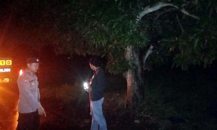 OLAH TKP: Anggota Polsek Rejoso Polres Pasuruan Kota saat mendatangi TKP Pencurian dengan kekerasan.
