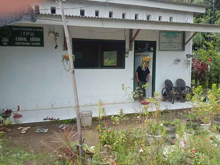 MUSALA: Musala Zainal Abidin telah mengalami beberapa kali renovasi. Serta, Ustad Muhammad Musleh ketika mengajar santri di musala Zainal Abidin.