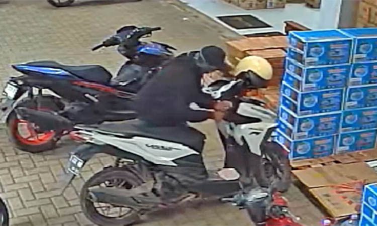 TEREKAM: Aksi terduga pelaku yang terekam CCTV. Dalam aksinya itu, terduga pelaku gagal menggondol motor yang diincar.