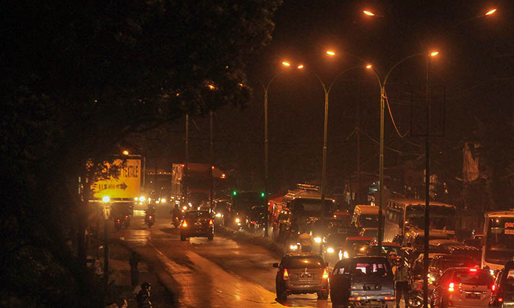 MENYALA: Lampu PJU yang terpasang di ruas jalan Purwosari-Purwodadi. Beberapa PJU setempat padam, sehingga memicu keluhan.