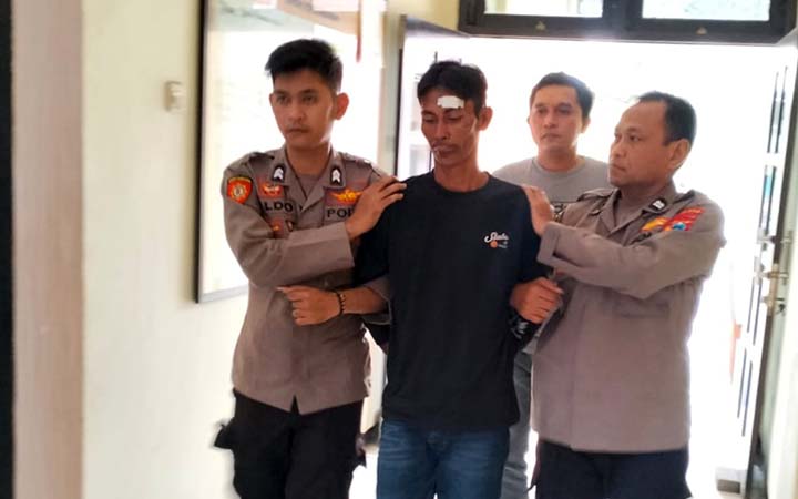 DIKELER: Terduga pencurian motor, Rukemat, saat dikeler petugas kepolisian. Rukemat berhasil diamankan setelah menabrak pengendara lain.