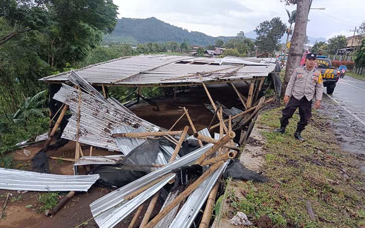 Kondisi bangunan di tepi jalan yang atapnya porak poranda usai diterjang angin kencang. (Istimewa)