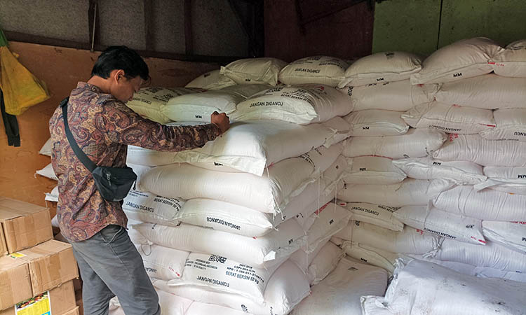 KIOS: Tumpukan pupuk yang terlihat di salah satu kios pupuk subsidi yang ada di Kecamatan Krejengan, Kabupaten Probolinggo.