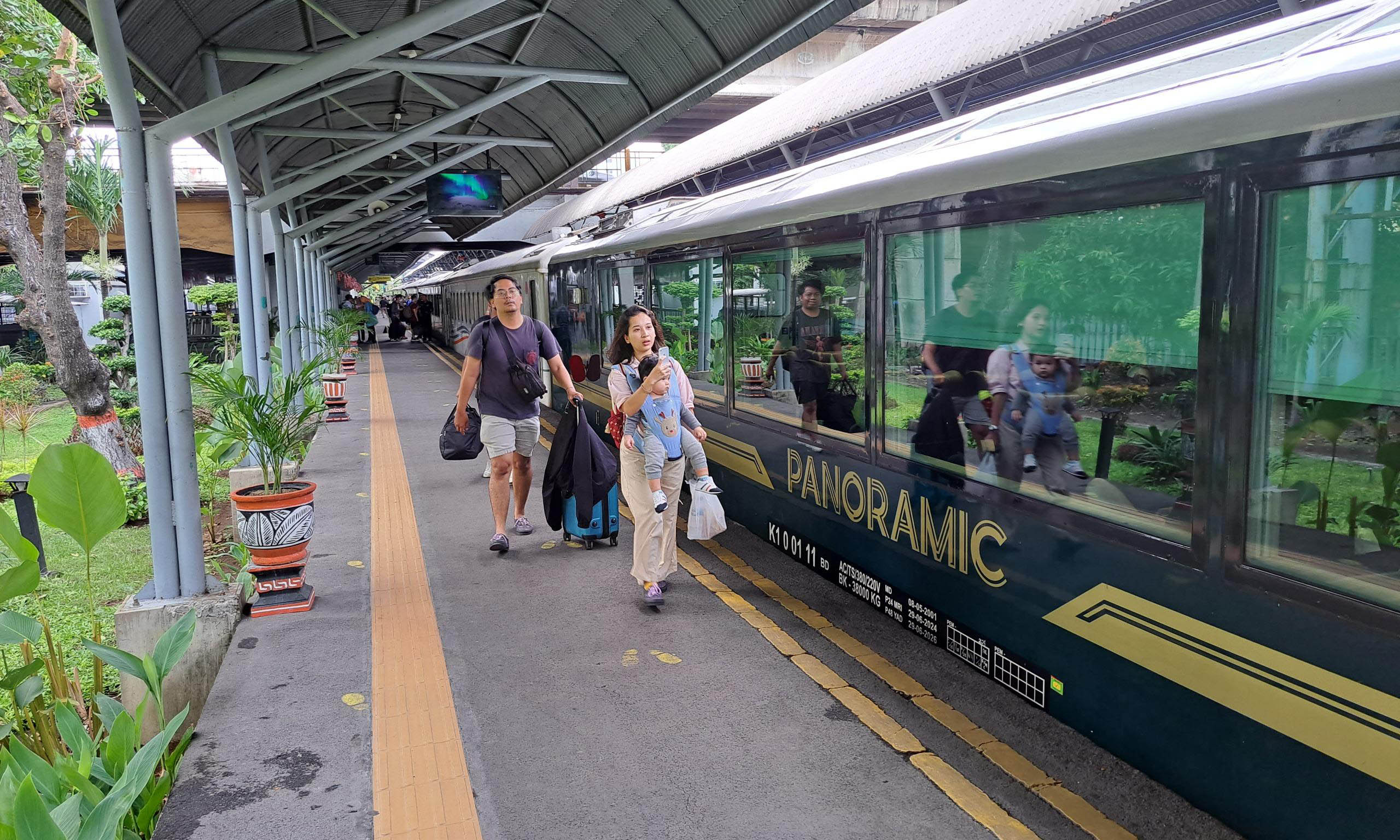 ARMADA KHUSUS: Kereta Panoramic yang disiapkan khusus untuk menampung penumpang. Menjelang lebaran, tiket KA sudah diserbu pemudik.