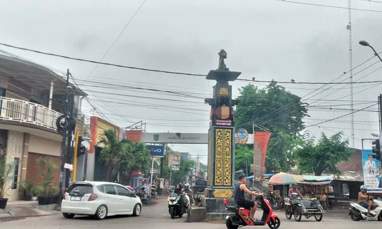 IKON NGULING: Tugu Nguling yang berada di sekitar Pasar Nguling. Tahun ini, salah satu denyut ekonomi di wilayah timur Kabupaten Pasuruan itu bakal kembali direhab. (M Busthomi/ Radar Bromo)