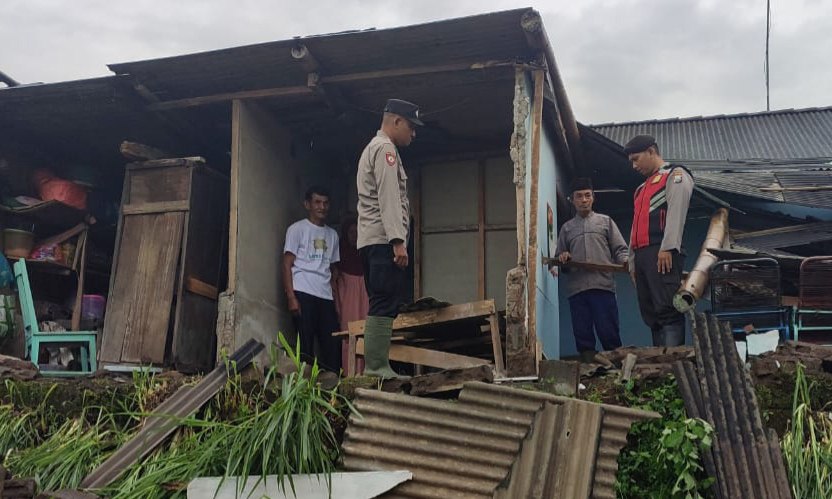 AMBROL: Rumah Sumini, 57, warga RT 1/RW 5, Dusun Krajan, Desa Palangsari, Kecamatan Puspo, Kabupaten Pasuruan yang mendadak ambrol, Minggu (16/3) lalu. BPBD Kabupaten Pasuruan melakukan asesmen untuk
