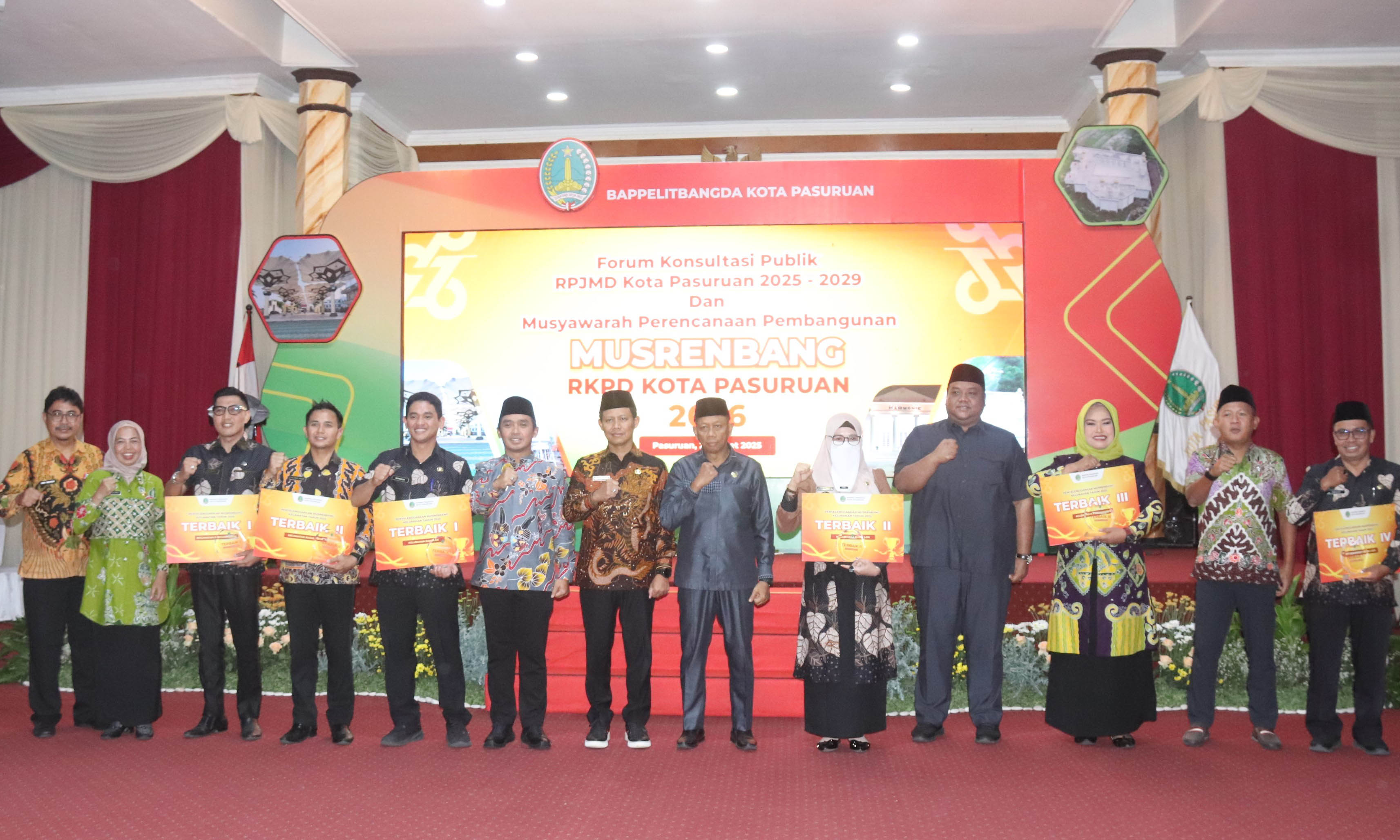 REWARD: Apresasi kepada penyelenggara Musrenbang terbaik, yaitu Kecamatan Panggungrejo terbaik 1, Kecamatan Bugulkidul terbaik 2. Sedangkan Kelurahan Bangilan Terbaik 1, Kelurahan Bugulor Terbaik 2
