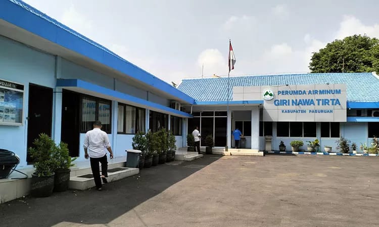 LAYANAN: Kantor Perumdam Giri Nawa Tirta Kabupaten Pasuruan yang ada di Kecamatan Pandaan. Meski ada efisiensi, pihak perusahaan daerah tersebut memastikan, tak menyentuh anggaran pemeliharaan jaringa