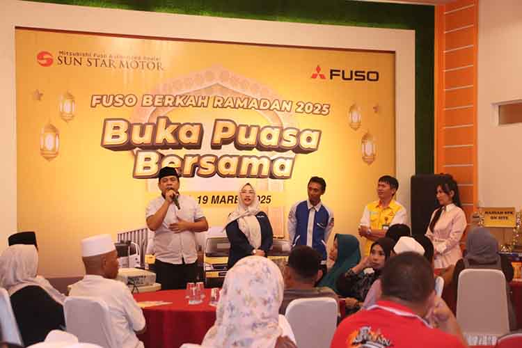 EDUKASI: Dalam agenda bukber tersebut, pelanggan juga mendapat edukasi apa saja keunggulan FUSO UERO 4, penggunaan yang baik dan benar, hingga program pembelian unit saat itu juga.