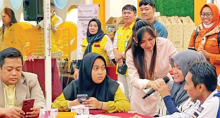 ANTUSIAS : Beginilah antusiasnya para pelanggan Mitsubishi Fuso saat berinteraksi dalam Fuso Berkah Ramadhan Buka Bersama.