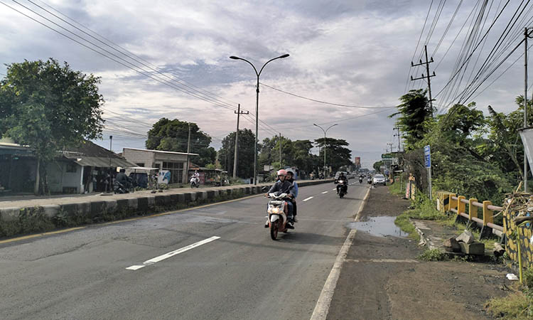 KERAP TERGENANG: Jalan Surabaya-Malang di Desa Karangsono, Kecamatan Sukorejo, Kabupaten Pasuruan yang kerap tergenang. Warga menilai, gorong-gorong yang ada di bawah jalan, menjadi pemicu luberan air