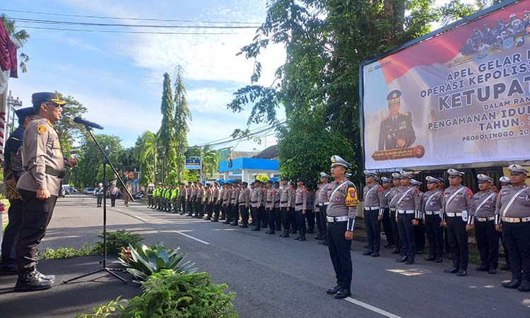 APEL: Kapolres Probolinggo Kota AKBP Oki Ahadian Purwono memimpin Apel Gelar Pasukan Operasi Ketupat Semeru 2025 di depan Mapolresta Probolinggo, Kamis (20/3) pagi. (Inneke Agustin/ Radar Bromo)