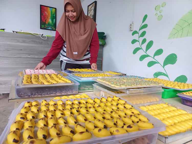 LEZAT: Diah Sri Hartati, menunjukkan sejumlah kue kering khas Lebaran hasil buatannya.