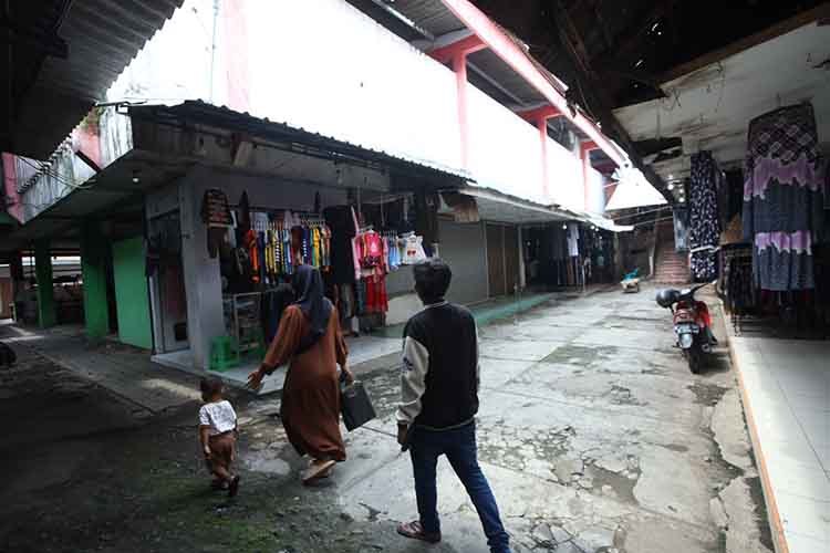 LENGANG: Sejumlah warga berkunjung ke Pasar Gotong Royong, Kota Probolinggo, yang terlihat lengang.