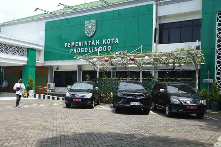 PARKIR: Sejumlah mobil dinas milik Pemkot Probolinggo, parkir di halaman Kantor Wali Kota. Mulai Jumat (28/3), semua mobul dinas harus dikandangkan.