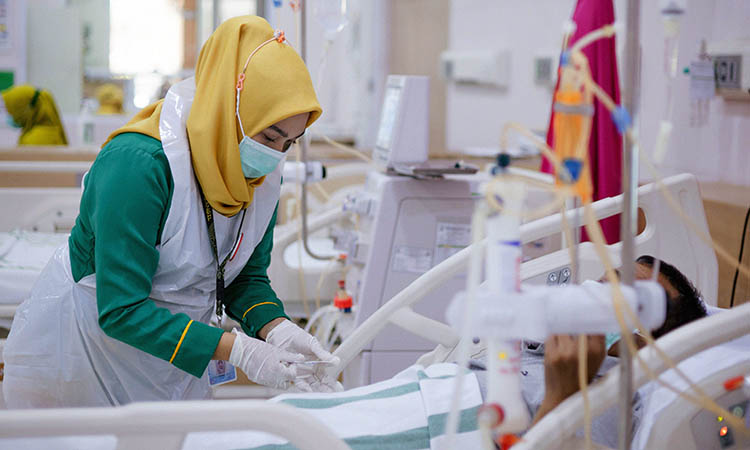 TANGANI: Seorang petugas medis RSUD Bangil saat memberikan penanganan kepada pasien yang ditengarai terserang stroke. Penanganan cepat dibutuhkan, supaya tidak memicu kecacatan permanen.