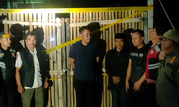Petugas saat melakukan penyegelan di depan kafe Edelweis di Desa Sengonagung, Purwosari, Kabupaten Pasuruan. (M Busthomi/ Radar Bromo)