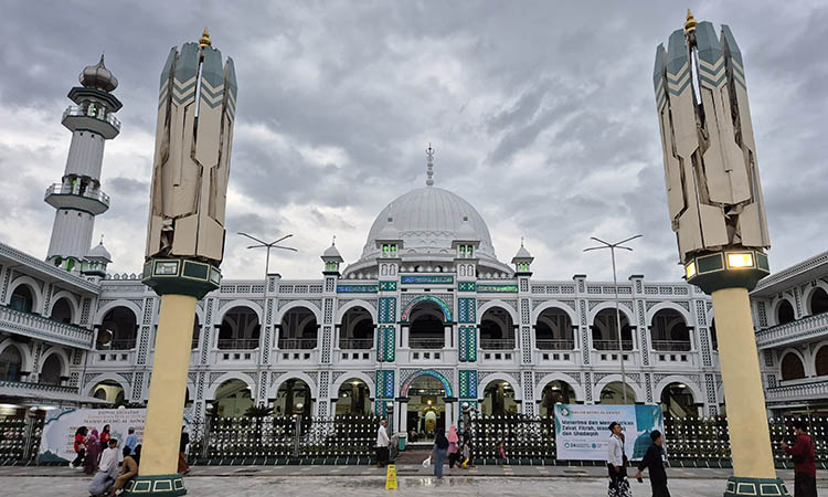 MENAWAN: Masjid Agung Al Anwar Kota Pasuruan yang tampak menawan. Masjid tersebut merupakan kebanggaan warga Kota Pasuruan yang telah direnovasi sebanyak lima kali.