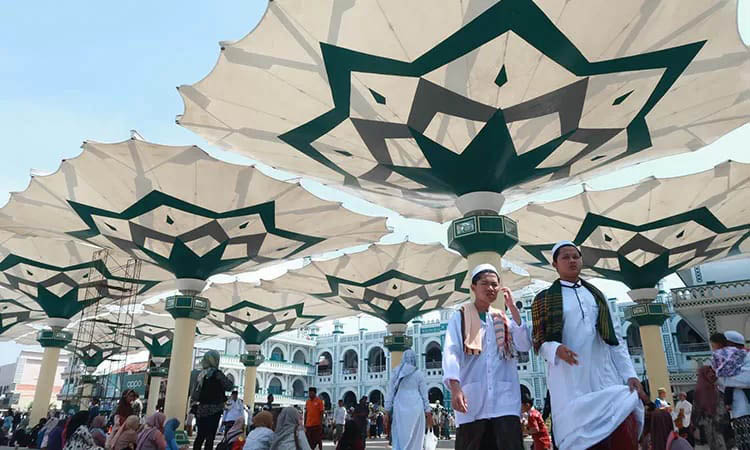 INDAH: Penampakan Payung Madinah yang menghiasi pelataran Masjid Agung Al Anwar Kota Pasuruan tampak begitu indah. Hal itu menjadi magnet bagi wisatawan untuk berdatangan.
