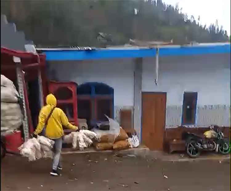 TERDAMPAK: Rumah Yoyok, warga Dusun Pucaksari, Desa Sapih, Kabupaten Probolinggo, yang bagian atapnya rusak akibat angin puting beliung.