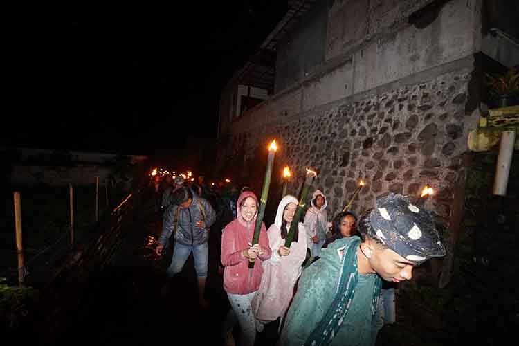RITUAL: Sejumlah masyarakat Ngadas, Kecamatan Sukapura, melakukan ritual Pujan Kesanga dengan berkeliling desa membawa obor.