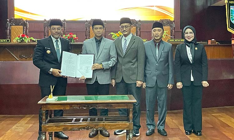 NOTA PERSETUJUAN: Ketua DPRD Kabupaten Probolinggo, Oka Mahendra Jati Kusuma dan Bupati Probolinggo, dr. Mohammad Haris bersama tiga wakil ketua DPRD menunjukkan nota persetujuan bersama.
