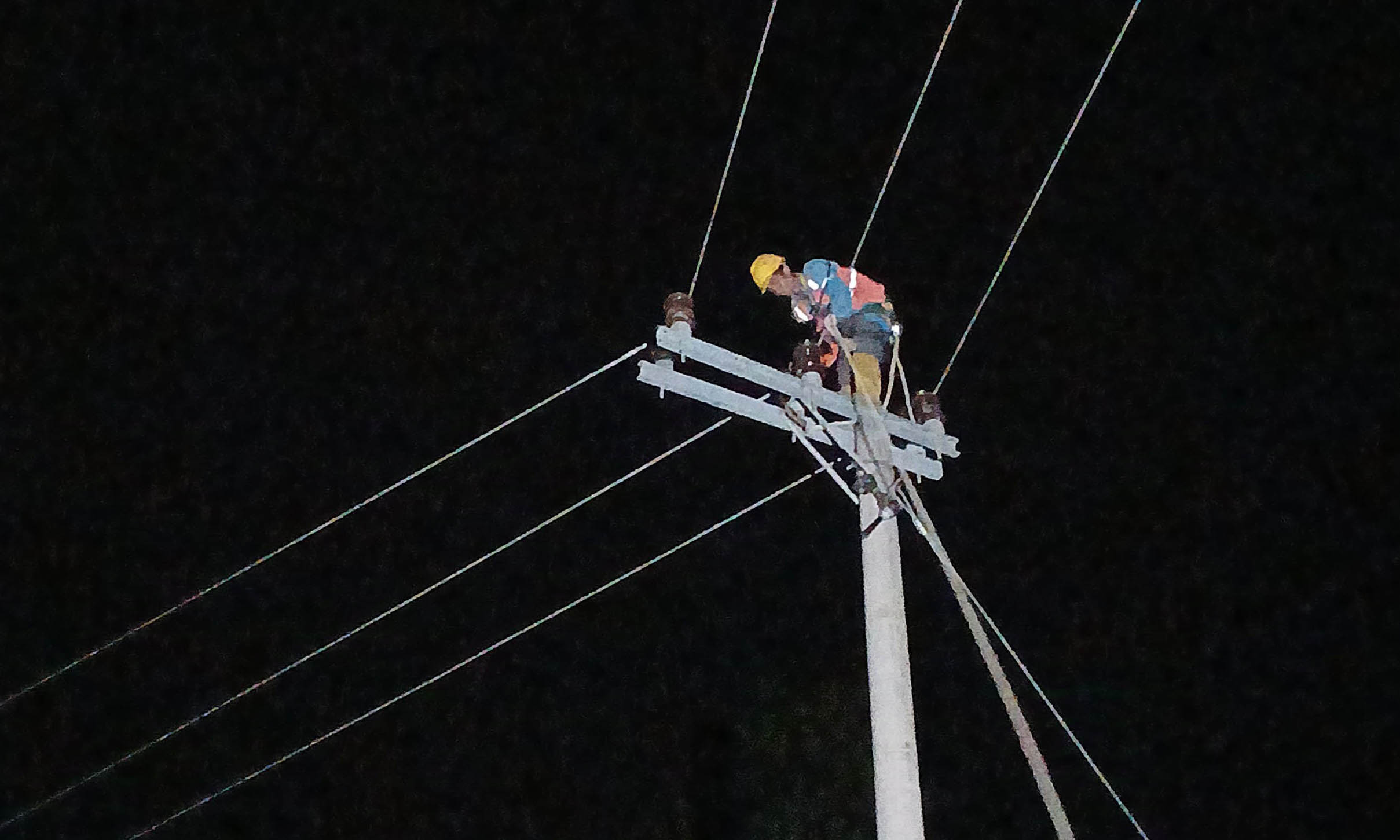 MALAM HARI; Petugas PLN saat memperbaki tiang listrik yang rusak akibat cuaca ekstrem di wilayah ke camatan krucil.