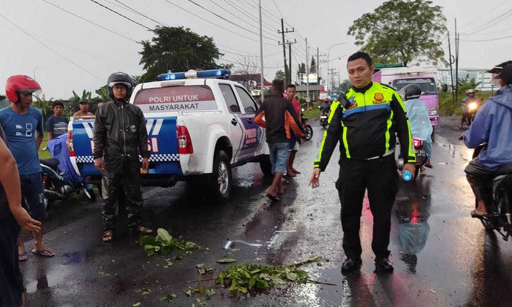 LOKASI KEJADIAN: Petugas kepolisian menggelar olah TKP di lokasi terjadinya kecelakaan di &nbsp;Jalan Prof Hamka, Kelurahan Sumber Wetan, Kecamatan Kedopok, Kota Proboli