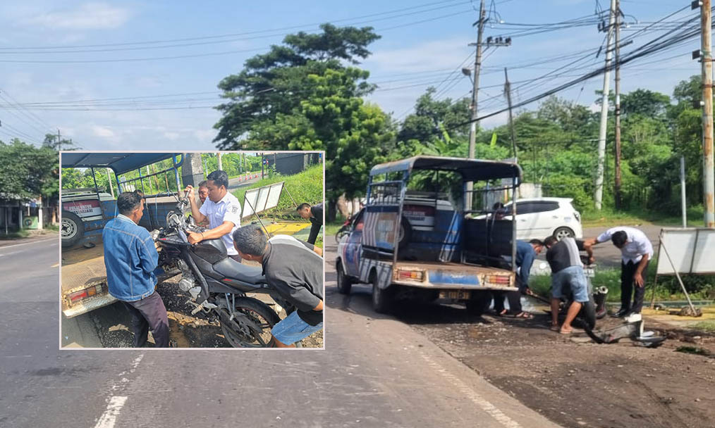 SETELAH KEJADIAN: Petugas mengevakuasi motor yang ditumpangi Asnawi dan Usmawati seusai jecelakaan di Jalan raya Grati.