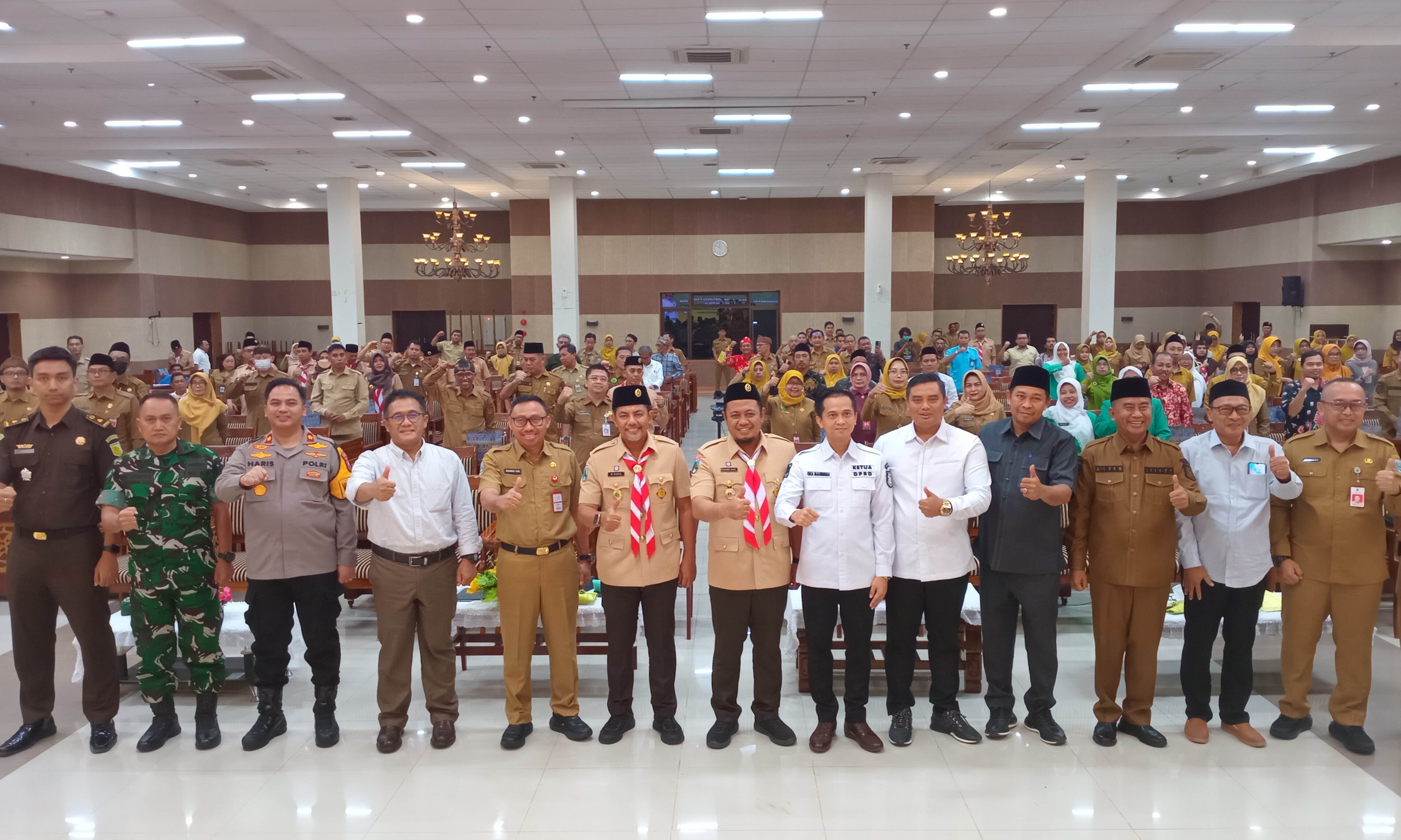 SINERGI: Bupati dr. Mohammad Haris bersama Wakil Bupati Probolinggo (baju pramuka) bersama para undangan Musrenbang.