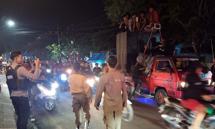 DIHALAU: Petugas Polres Probolinggo Kota menghalau para remaja yang menggunakan sound horeg untuk gugah sahur di Kelurahan/Kecamatan Mayangan, Kota Probolinggo, Minggu (23/3) dini hari.