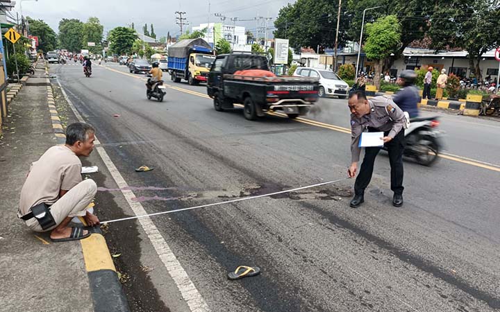 NAHAS: Petugas saat melakukan olah TKP kecelakaan maut di pantura Dringu, Senin sore (24/3). (Istimewa)