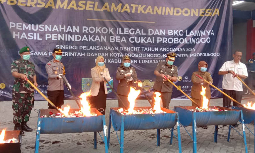 DIMUSNAHKAN: Wali Kota, Wawali, Kepala Bea Cukai serta jajaran Pemkot Probolinggo musnahkan barang bukti rokok illegal dengan cara dibakar.