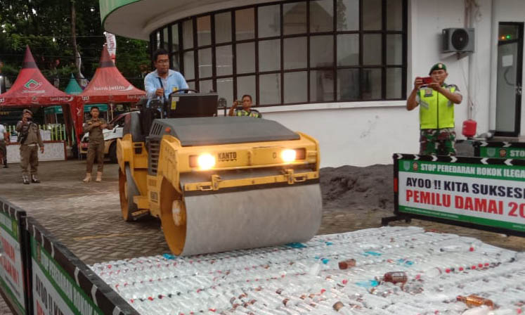 KHOMER: Proses pemusnahan ribuan liter miras illegal menggunakan mesin silinder.
