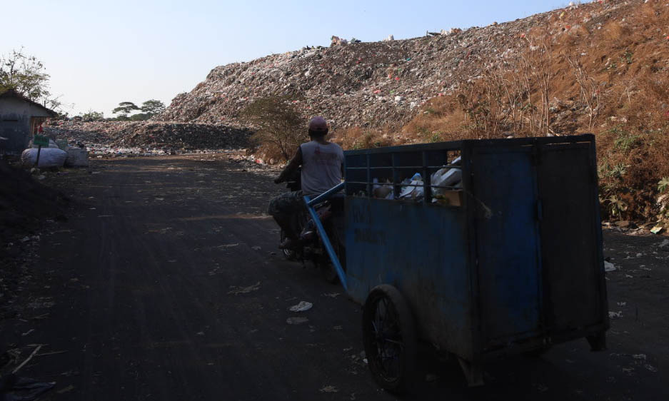 SUMBER PEMASUKAN: Pembuangan sampah menuju tempat pemrosesan akhir (TPA) Jalan Anggrek. Pemkot kini tengah menggodok retribusi sampah rumah tangga.