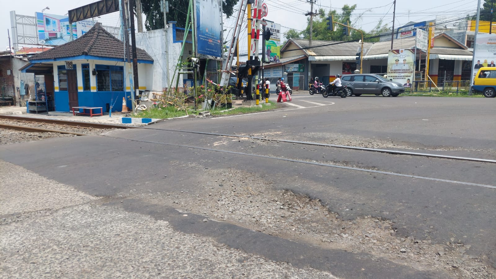 RAWAN: Aspal di Jalan Anggrek dekat perlintasan kereta api yang mengelupas dan berisiko menyebabkan kecelakaan.