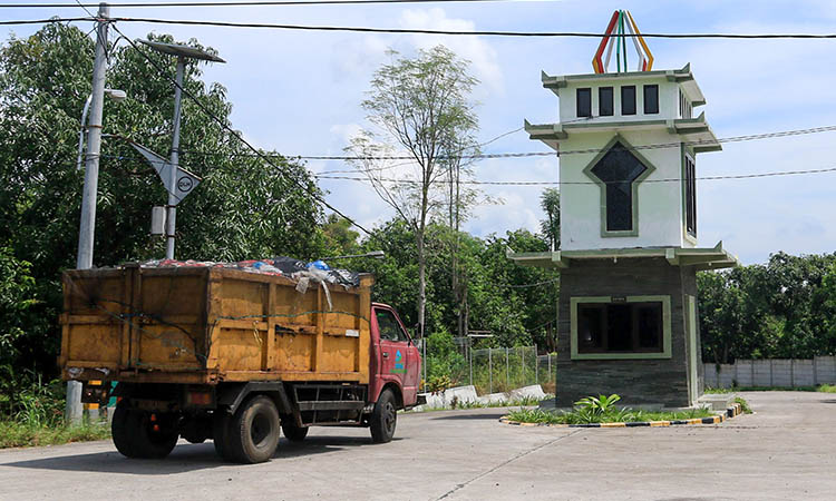 ANGKUT: Truk pengangkut sampah DLH Kabupaten Pasuruan yang dioperasikan. Kebutuhan dana untuk pemeliharaan cukup besar. Sayangnya, anggaran yang disediakan minim.