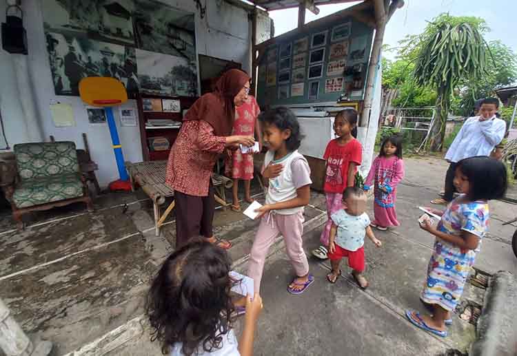 SENANG: Sejumlah anak berbaris untuk mendapatkan uang di tradisi Bi Bi Bi , di Kelurahan Sukabumi, Kecamatan Mayangan, Kota Probolinggo, Rabu (26/3) sore.