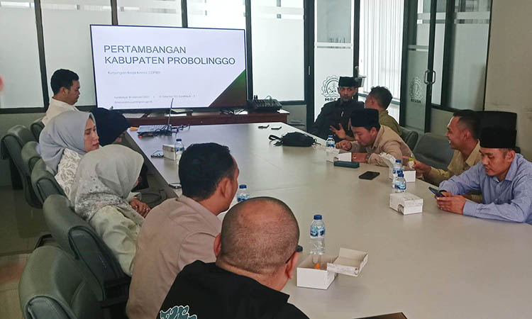 KOORDINASI: Komisi III DPRD saat mendatangi Dinas ESDM Provinsi Jawa Timur untuk membahas permasalahan tambang.