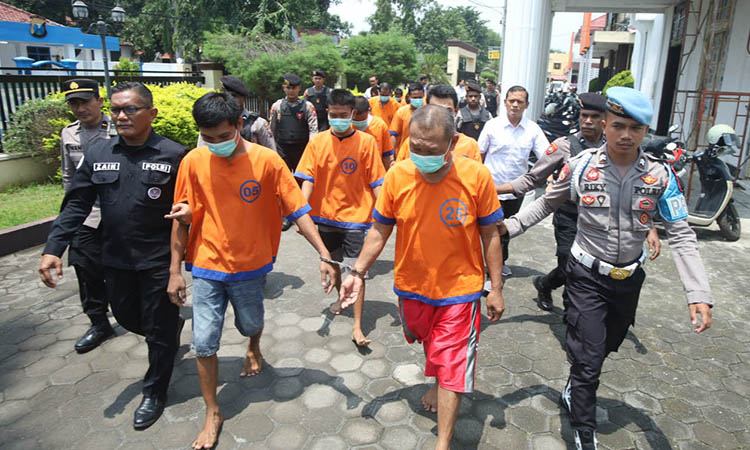 BANYAK: Sejumlah tersangka hasil Operasi Pekat Semeru 2025 saat dirilis di Mapolres Probolinggo Kota, Rabu (26/3).
