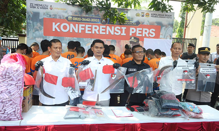 RILIS: Jajaran Polres Probolinggo Kota, Iptu Zaenal Arifin saat melakukan pers rilis hasil ungkap kasus dalam Operasi Pekat Semeru 2025, di lapangan apel Mapolres Probolinggo Kota, Rabu (26/3).