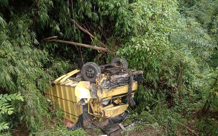 TERBALIK: Kondisi truk usai tabrakan dengan Sigra dan masuk jurang di Malasan Kulon, Leces, Probolinggo, Kamis dinihari (27/3). (Inayah Maharani/ Radar Bromo)