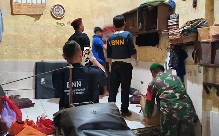 Tim gabungan saat melakukan sidak di salah satu kamar Rutan Bangil.