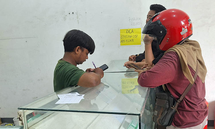 BERGERAK BIDANG JASA: Toko milik Wildan yang sepi setelah sempat viral dengan adanya penukaran pecahan uang baru.