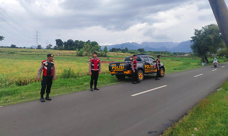 PATROLI: Polisi sedang melakukan patroli di ruas jalan Krejengan untuk meminimalisir balap liar yang kerap dilakukan oleh remaja dan pemuda.